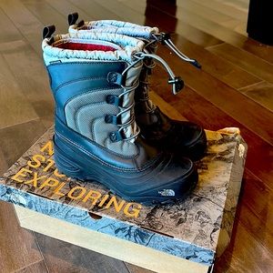 Youth North Face Alpenglow IV boot size 7 good condition